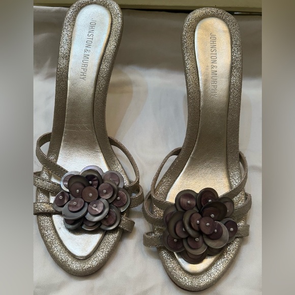 Johnston & Murphy. Color: Gold Metallic Kid Suede Size:7 - Picture 1 of 5
